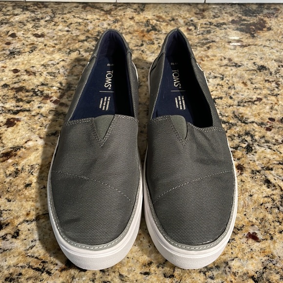 Tom’s Women Slip On Size 10. Worn once; like new - Picture 3 of 3